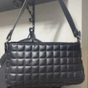 Handväska - Svart väska med guld dragkedja, använd fåtal gånger och är i fint skick, hör av dig vid eventuella frågor eller om bättre bilder önskas!🩷