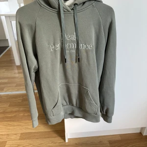 Grå hoodie från Peak Performance - Snygg mint grön peak hoodie. Använd fåtal gånger, lite större i storleken