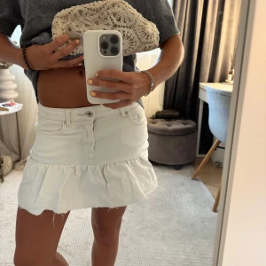 Vit volangkjol  - Supersöt vit kortkjol från ONLY i jeansmaterial med volang nertill som jag sytt själv. Perfekt för dig som vill ha en fräsch och trendig look i sommar. Passar 34-38