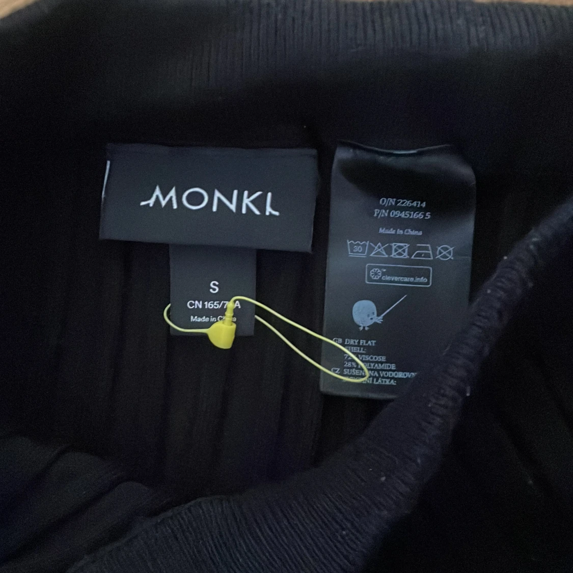 Svart plisserad långkjol från Monki - 1