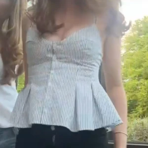 Randig korsettopp från Zara XS - Supersöt topp från Zara i vitt med smala svarta ränder. Toppen har knappar framtil och smala axelband. 