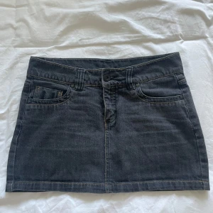 Svart jeanskjol med fickor - Snygg svart jeanskjol säljer för den kommer inte till användning lika mycket längre💞