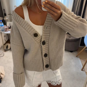 Beige kofta i ull/kashmir från H&M - Supermysig beige kofta från H&M i ull- och kashmirblandning. Perfekt för lager-på-lager och chill vibes.