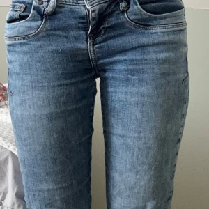 Low waist ltb jeans💞 - Säljer ett par klassiska blå jeans som är utsvängda.  Jeansen har fem fickor, ljus tvätt och snygga sömdetaljer på bakfickorna. Perfekta för dig som gillar en enkel och tidlös stil.💞 pris kan diskuteras