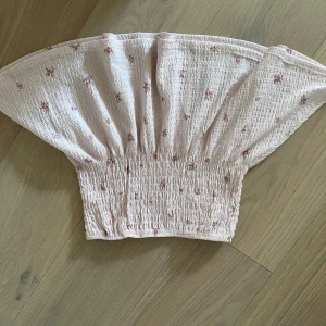 Ljusrosa blommig kjol - Rosa blommig kjol från Gina Tricot i storlek xs. Etiketten är avklippt, därför syns några lösa trådar, men förutom det är kjolen i jättebra skick! 