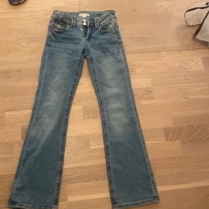 Blå jeans från Gina Tricot, stl 158 - blå flare jeans från Gina Tricot i storlek 158. 