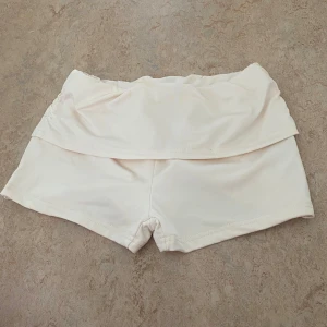 Low waist shorts - Ljusgula mjukis shorts  som är nedvikta i modellen, low waist. Aldrig kommit till användning tyvärr💕