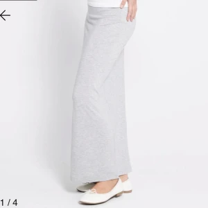 Ljusgrå långkjol i bomull - Enkel och stilren ljusgrå långkjol i mjuk bomull. Kjolen har rak passform och resår i midjan för en bekväm känsla. Perfekt för en chill och avslappnad look. Är från lager 157💞