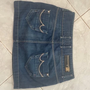 Vintage jeanskjol LTB - Säljer denna skitsnygga kjol från LTB, vintage med snygga detaljer på bakfickorna samt en liten dragkedjedetalj i fram. Superfint skick och i en mörkblå färg❤️ skulle uppskatta en storlek S/M, står M i. Priset kan diskuteras men sattes högt för att undvika skambud