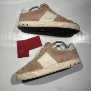 Valentino Flycrew  - Hej! Säljer nu mina skor från märket Valentino, storlek 40 använt skick, allt på bilden ingår. Tveka inte på att höra av dig om du har frågor eller funderingar kring skorna! 