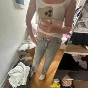 Grå raka jeans med normal passform - Säljer ett par grå jeans med rak passform och klassisk femficksdesign. Jeansen har normalhög midja och är tillverkade i mjukt denimtyg. Perfekta för en chill och stilren look.