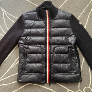 Moncler cardigan - Tjena, säljer du denna riktigt snygga och populära Moncler Cardigan det är en väldigt sällsynt modell. Det finns en hel del skador så skriv om ni vill ha bilder. Hör av er vid frågor och funderingar🙌🤝