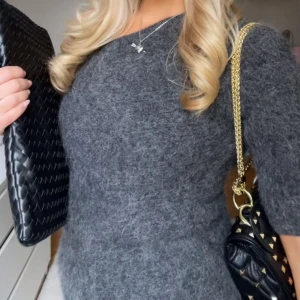 Grå stickad oneshouldertröja - Supermjuk och fluffig grå stickad tröja med oneshoulder-design och trekvartsärm. Perfekt för dig som vill ha en trendig look. Jättepopulär ifrån Zara. ❤️❤️