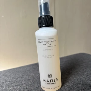  Nettle spray Maria Åkerberg - Scalp Treatment Nettle från Maria Åkerberg är en hårvårdsprodukt i en frostad plastflaska med svart spraymunstycke. Produkten är framtagen för hårväxt och innehåller brännässla och tussilago. Flaskan rymmer ca 125 ml och har stilren, minimalistisk design. Säljer den då jag inte använder den, har bara använt den någon enstaka gång som syns på bilden så den är nästan som helt ny💕💕