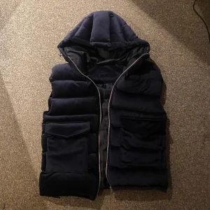 Manchester väst  - Snygg svart Manchester väst som är trendig nu och perfekt inför kallare dagar. Skicket nästan helt nytt 👍pris kan diskuteras storlek M