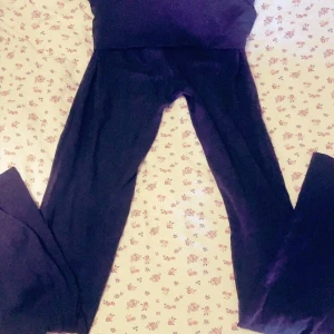 Mörkblåa yogapants - Säljer ett par mjuka mörkblåa yogapants som man både kan vika ner eller ha som vanligt. Perfekta för dig som vill ha en chill och snygg look. Säljer för att jag har växt ut ur de och använder inte de längre. 