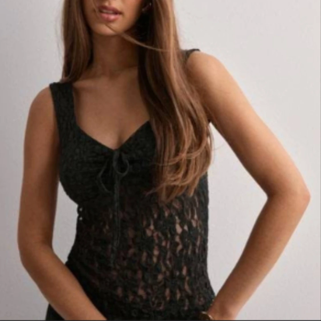 Svart spetsig linnetopp med knyt