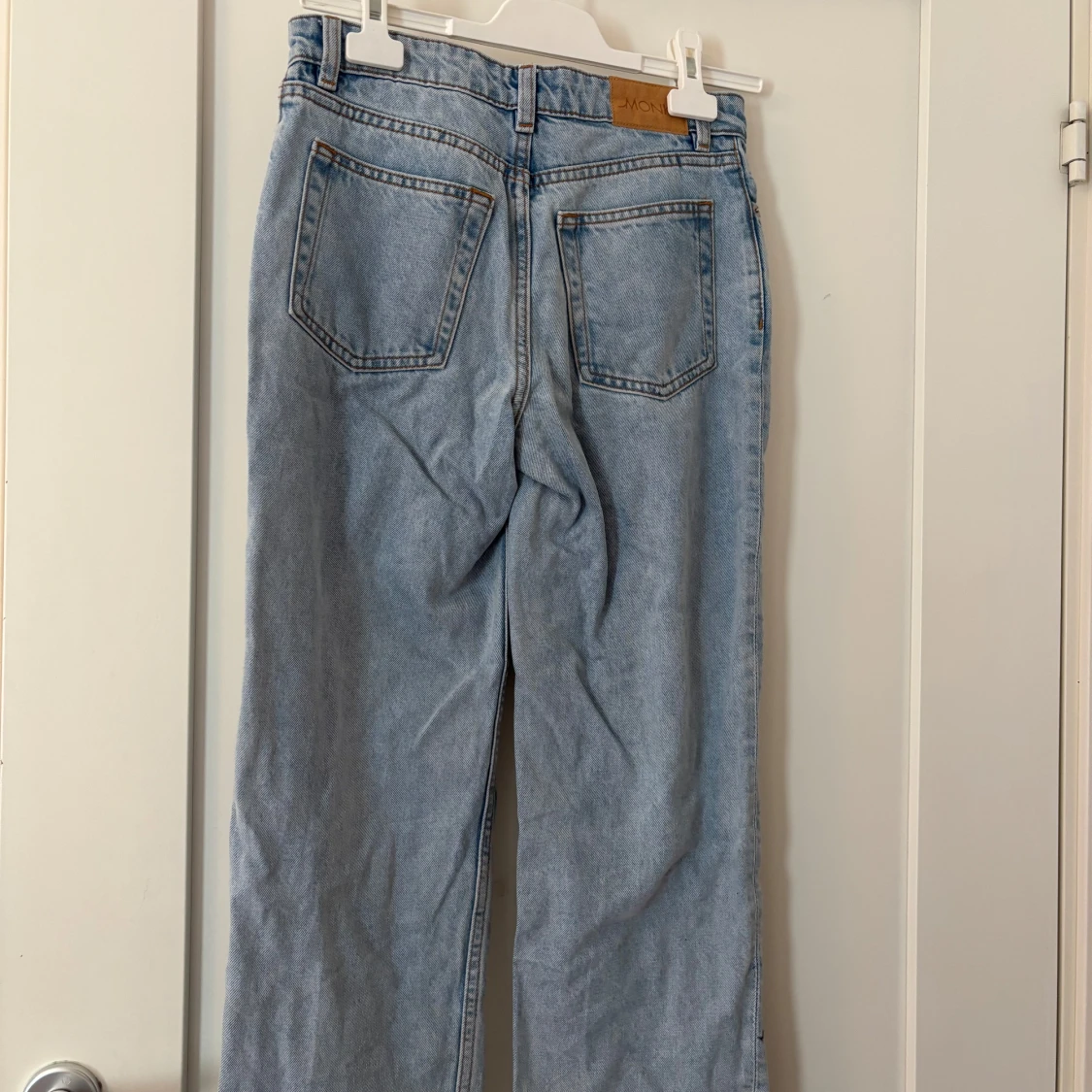 Ljusblå raka jeans från Monki - 1