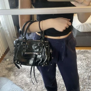 Svart handväska i skinnstil - Svart väska som används 3 gånger max💕