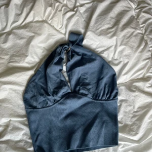 Snygg festtopp från Zara - Snygg festtopp med gulddetalj från Zara som inte kommer till användning🫶🏻