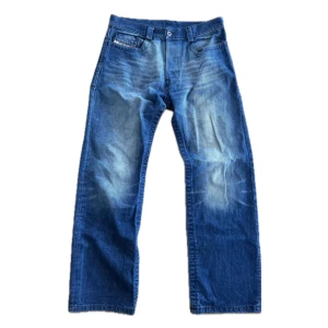 Najs Diesel Jeans Denim Baggy Straight - Ett fint par Diesel jeans i mycket bra skick. Knappt använda. Midja: 41 cm. Längd: 106 cm. Benöppning: 24 cm