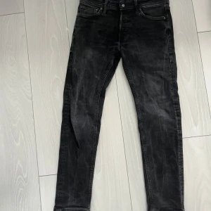 Svarta tapered jeans Jack & Jones - Säljer ett par svarta jeans från Jack & Jones, modell Tapered/Mike. Jeansen har en snygg tvättad look, klassiska fem fickor och smalnar av nedtill för en modern siluett. Perfekta för dig som gillar en stilren och avslappnad vibe.
