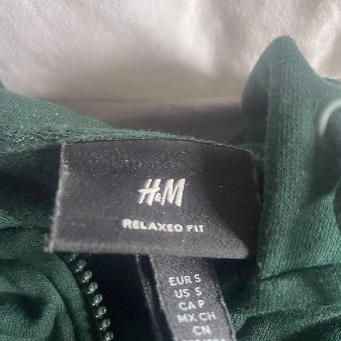 Mörkgrön hoodie från H&M med dragkedja - 1