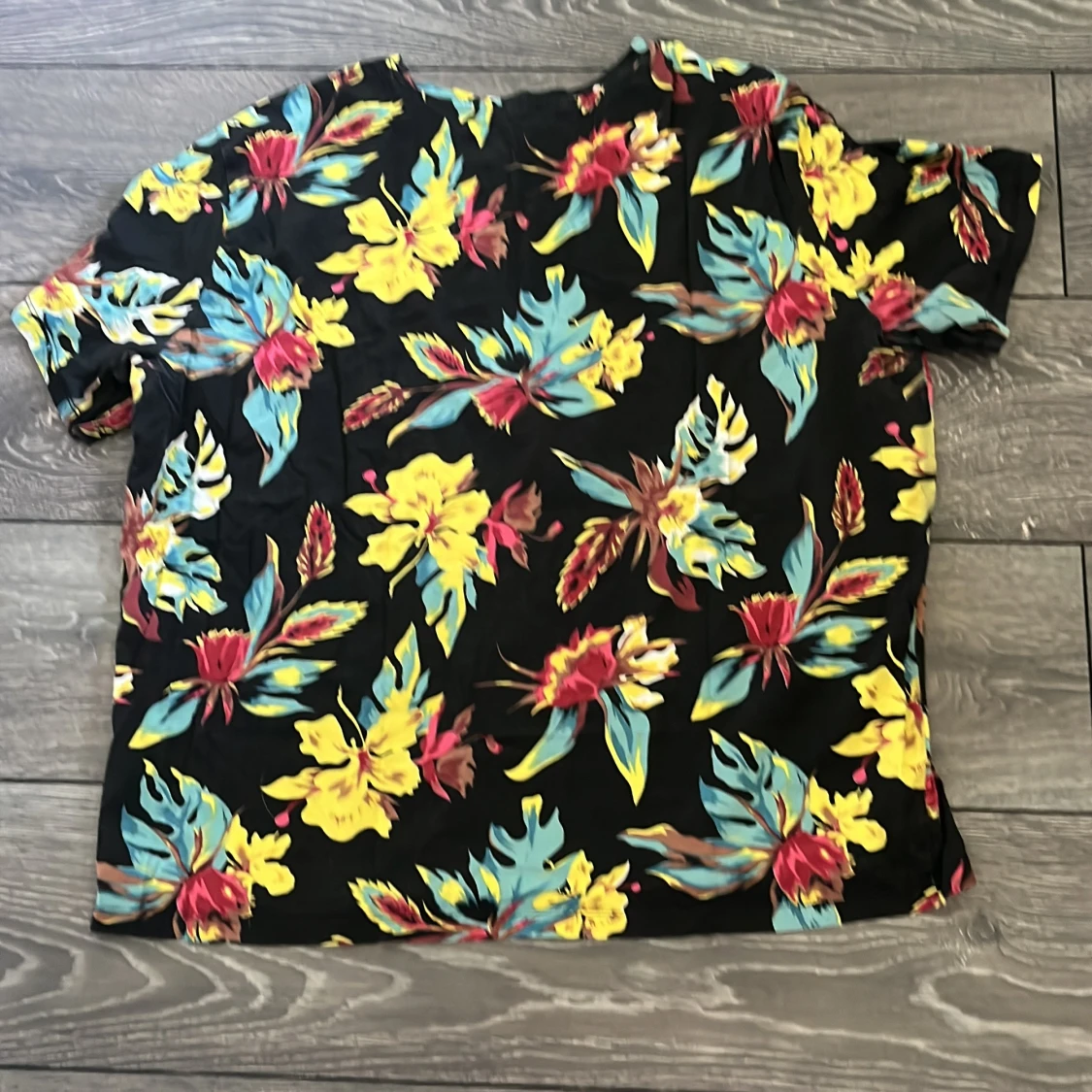 Svart blommig t-shirt med färgglada tryck - 1