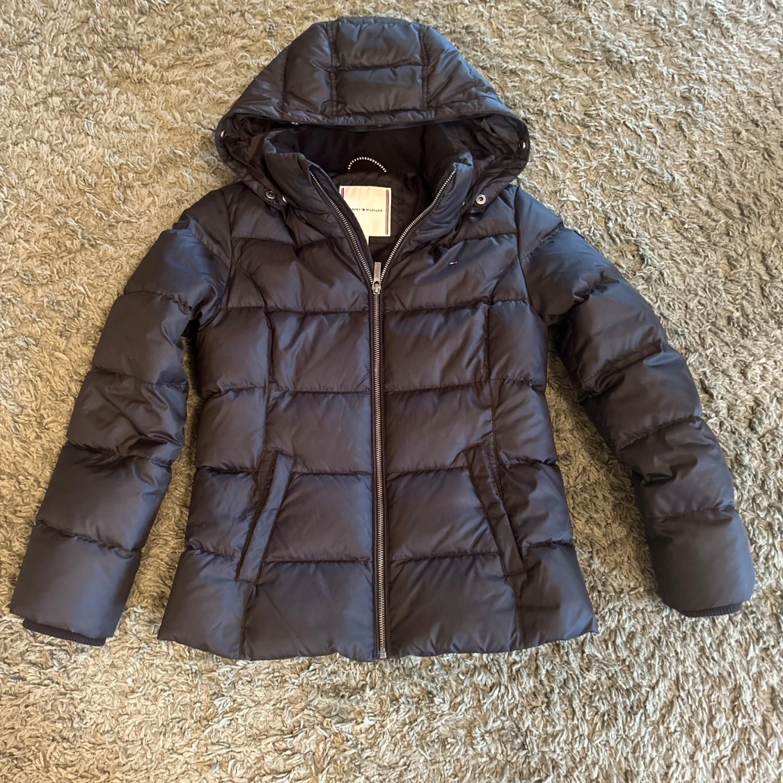 Svart pufferjacka från Tommy Hilfiger