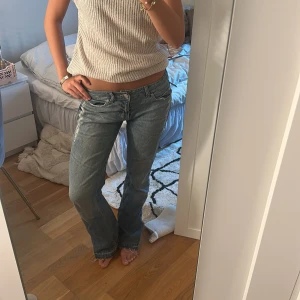Lågmidjade bootcut jeans blå - Säljer ett par blå jeans med låg midja! Superfina och bra skick! Köpta på vinted🥰 kontakta mig vid frågor 