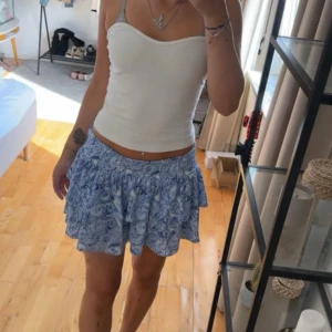 Blåvit volangkjol från Gina Tricot - På första bilden har jag vikt ner kanten inåt så den blev mer lågmidjad. Aldrig använd💖