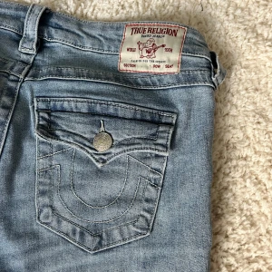 True Religion Joey Low Rise Flare Jeans - Säljer ett par ljusblå True Religion Joey jeans med låg midja och flare ben 