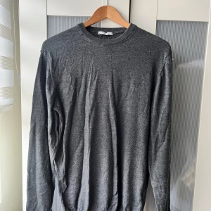 Cubus merinoull tröja - Cubus merino ull tröja Mörkgrå Storlek L passar även M Aldrig använd Skicka meddelande vid några funderingar  Kolla gärna även in mina andra annonser