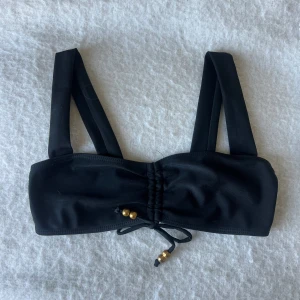 Svart bikinitopp - En super söt svart bikinitopp med knytning framtill🩷