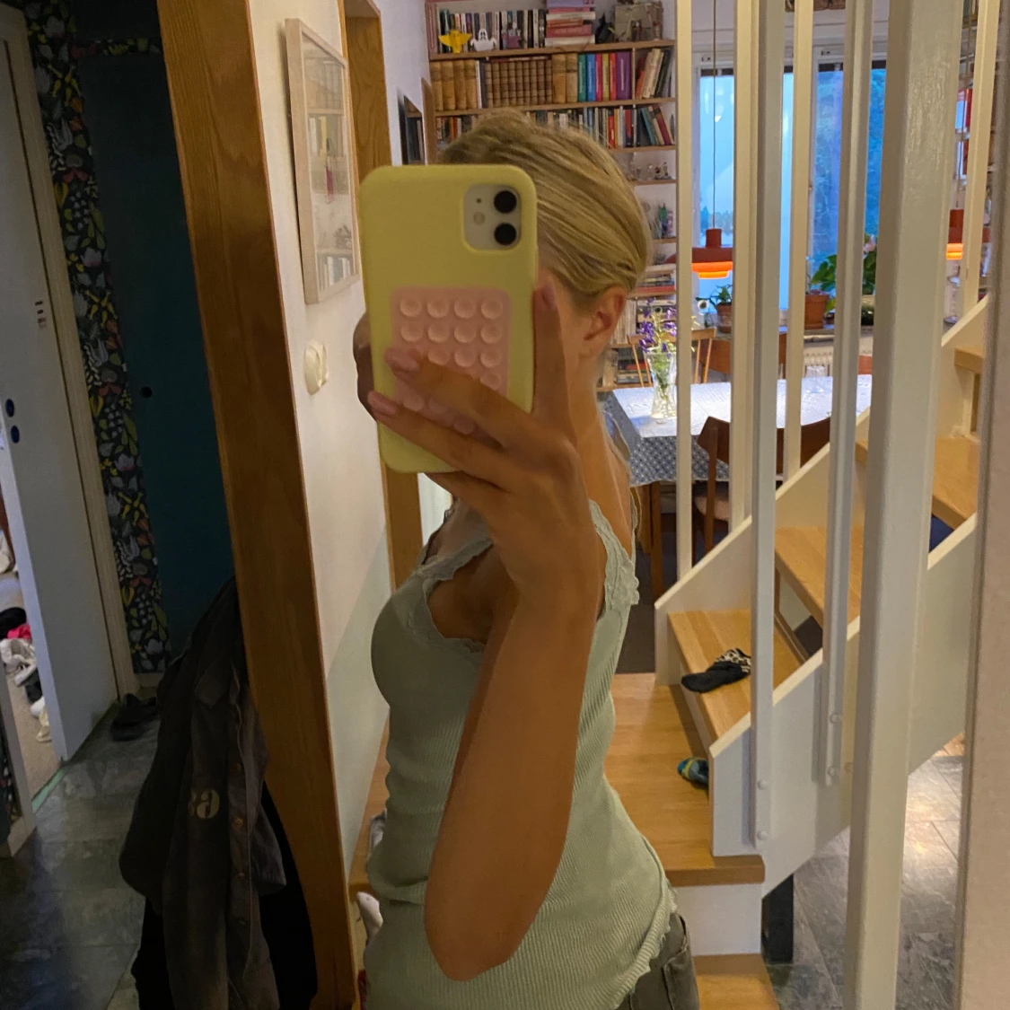 Ljusgrön ribbad linnetopp med spets - 2