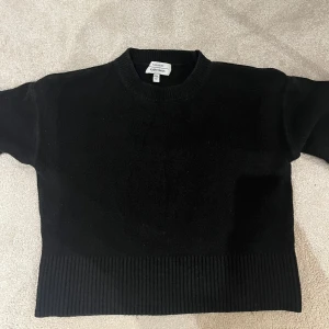 Svart stickad tröja & Other Stories - En svart stickad tröja från & Other Stories Paris Atelier. Tröjan har tecken på användning men annars är den i bra skick. Skulle säga det är men än xss än en xs