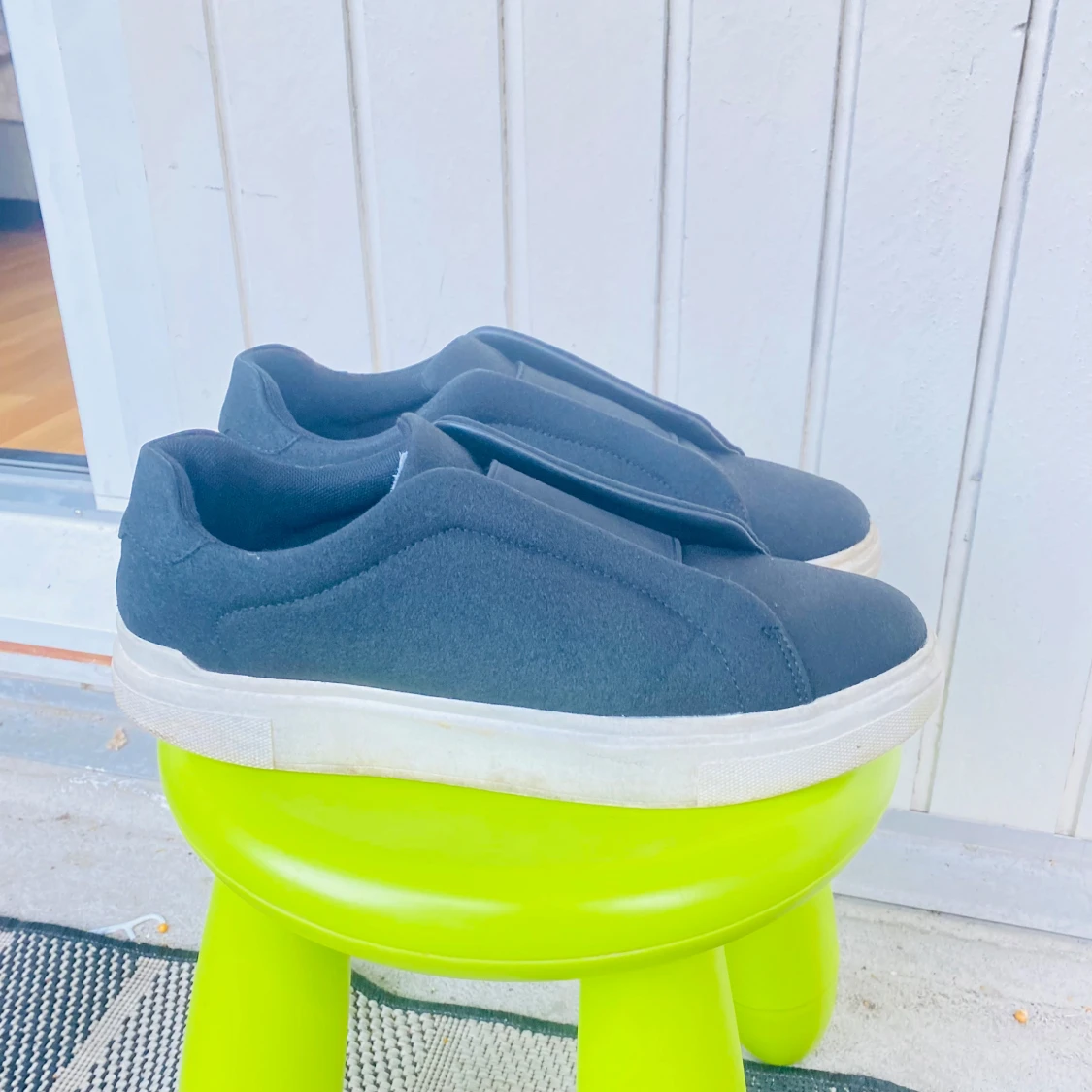 Svarta slip-on sneakers med vit sula - 1