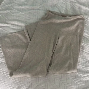 Beige mjukisbyxor från H&M, storlek S - Superbekväma beige mjukisbyxor från H&M i storlek S. Byxorna har en loose passform, har en matchande stickad tröja, byxorna har en liten fläck som man ser på andra bilden