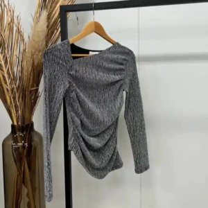 Grå asymmetrisk topp från Zara - Säljer en snygg grå långärmad topp från Zara med lätt rynkad effekt på ena sidan. 