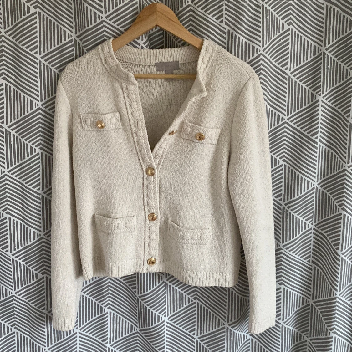 Vit  kofta med guldknappar - 1