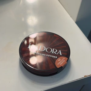 Isadora Bronzing Powder Terracotta Bronze - Isadora Bronzing Powder i nyansen 43 Terracotta Bronze. Har aldrig öppnat den då jag råkade köpa två. Den är vegansk, parfymfri och kliniskt testad. En av mina favorit bronzers. Perfekt för att ge ansiktet en varm, solkysst look. Nypris ligger på 189kr💕💕💕