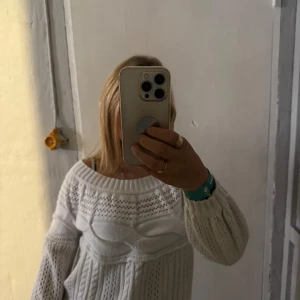 Vit stickad tröja - Säljer denna vita stickade tröja, inga lappar alls på tröjan, vet inte var den kommer ifrån. liten i storleken och skulle nog passa en xxs. pris kan diskuteras för jag vill bara bli av med det!!🙌😊😊