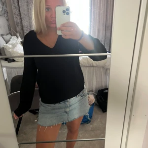 Svart blus - Enkel svart blus perfekt till vardagen!☺️ 