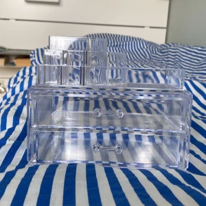 Förvaring med lådor till t.ex smink, smycken mm. - Jag säljer en förvaring/behållare med lådor från Flying tiger!☺️ Jag har haft den ett tag men när jag skulle använda den så fick alla mina saker inte plats så nu använder jag inte den längre, annars så är den endast använd någon enstaka gång. Den är i bra skick men bara lite smutsig inuti! Skriv om ni är intresserade eller har några frågor🥰