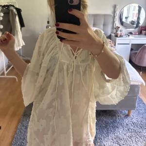 Ny klänning från boohoo🤍 - Ny klänning från boohoo, aldrig använd bara testad, därför prislappen inte finns kvar🤍 skriv om du har funderingar!!🤍