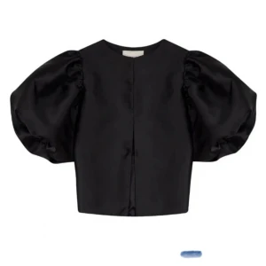 Svart blus med puffärmar By Malina - Supersnygg svart blus från By Malina i glansigt material med stora puffärmar och rak passform. Blusen har rund halsringning och en stilren, minimalistisk look som verkligen sticker ut. Perfekt för dig som vill ha något trendigt och unikt.