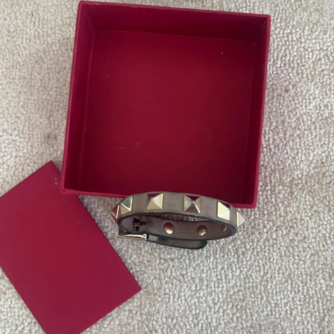 Grått/rosa Valentino armband med nitar