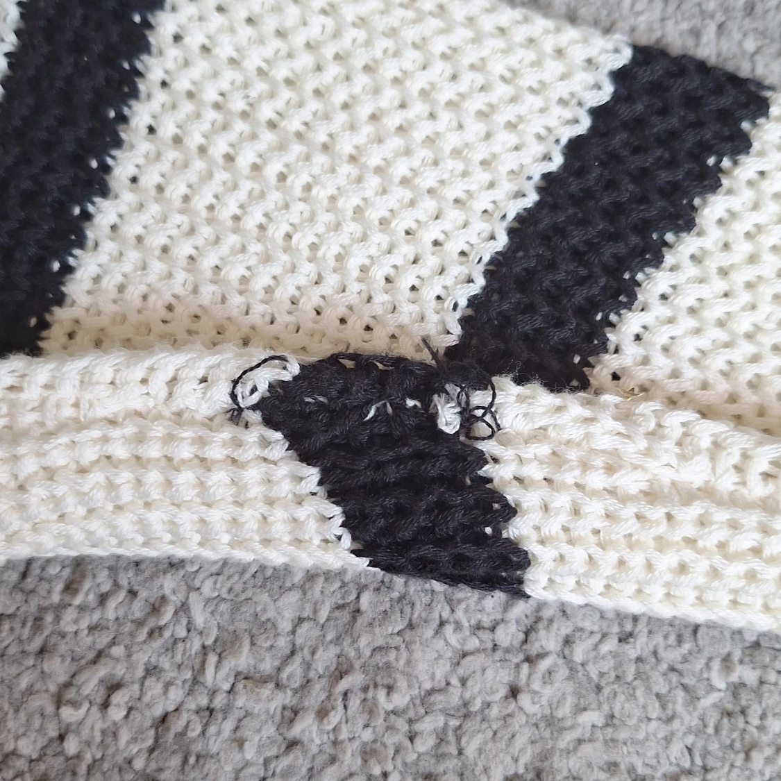 Vit och svart randig stickad tröja lager 157 - 3