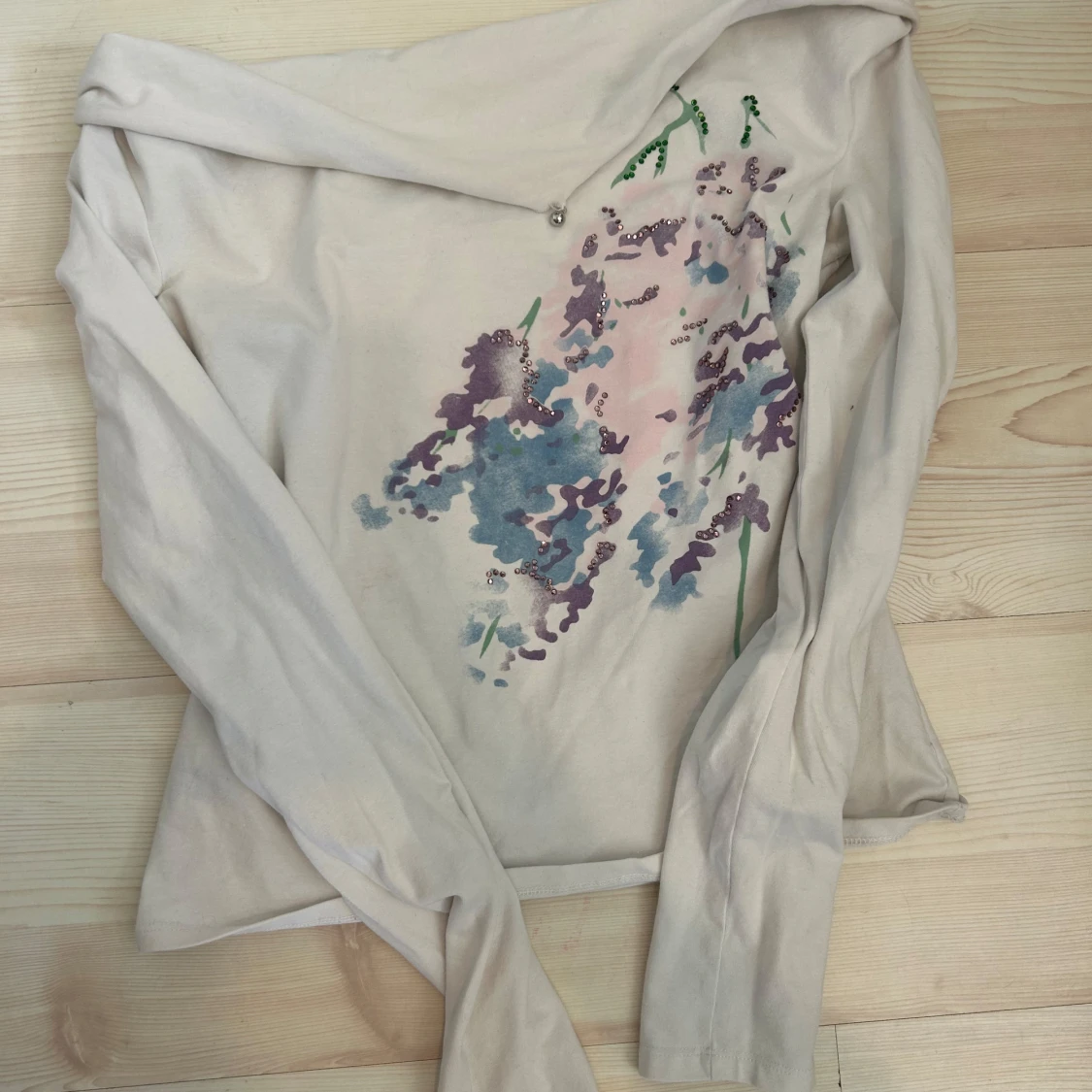 Vit långärmad topp med blommor - 1