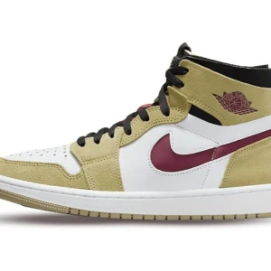Nike Air Jordan 1 Zoom Air High - Nike Air Jordan 1 Zoom Air High med beige, vita och vinröda detaljer. Swoosh och Air Jordan-logga i vinrött, svart snörning och färgglad grafisk plös med grön Zoom Air-logga. Klassisk rund tå och hög siluett – perfekt för dig som vill sticka ut.